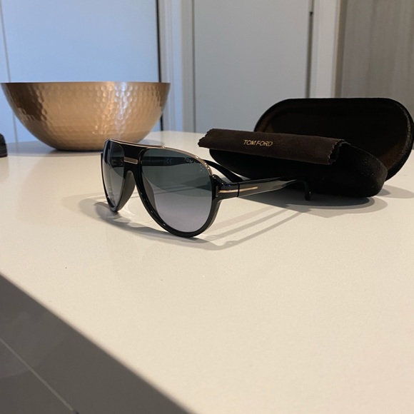 Brand new Tom Ford sunglasses worn once. $600 new - Picture 2 of 4